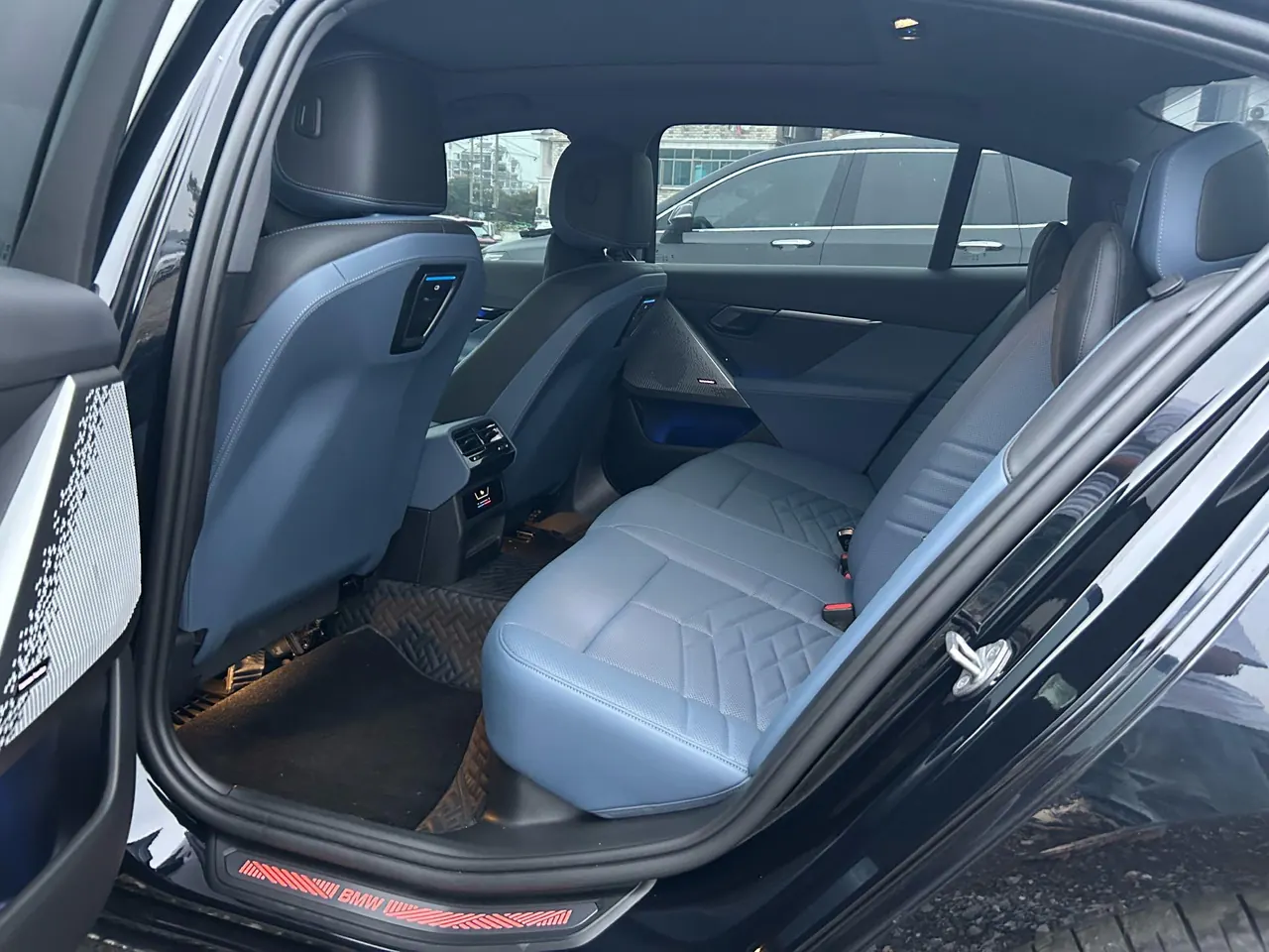 BMW 2024 i5 eDrive 35L Exclusive M Sports Suit Automatic Gear 3