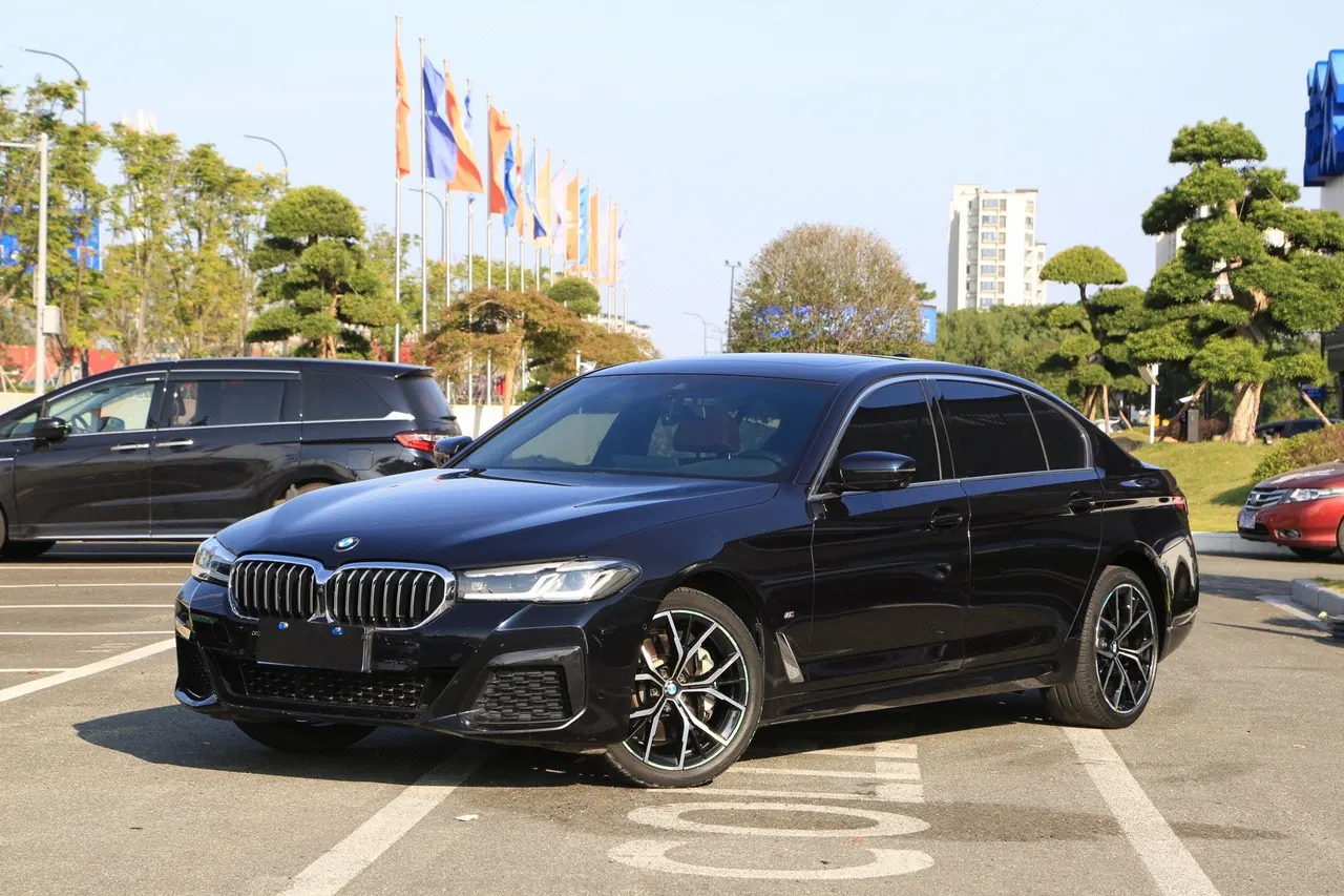 Открыть галерею: BMW 5 Series 2022 530Li 2.0T Exclusive M Sports Suit (Change 2) Automatic Gear