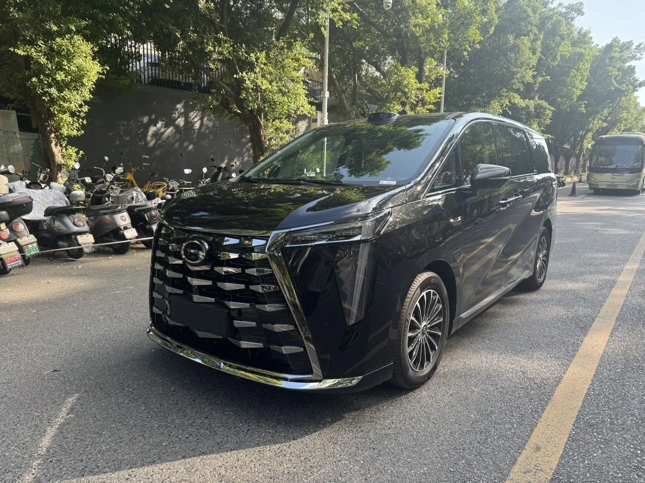 Открыть галерею: Chuanqi 2026 yearning for M8 PHEV L 1.5T 4-wheel Max automatic gear