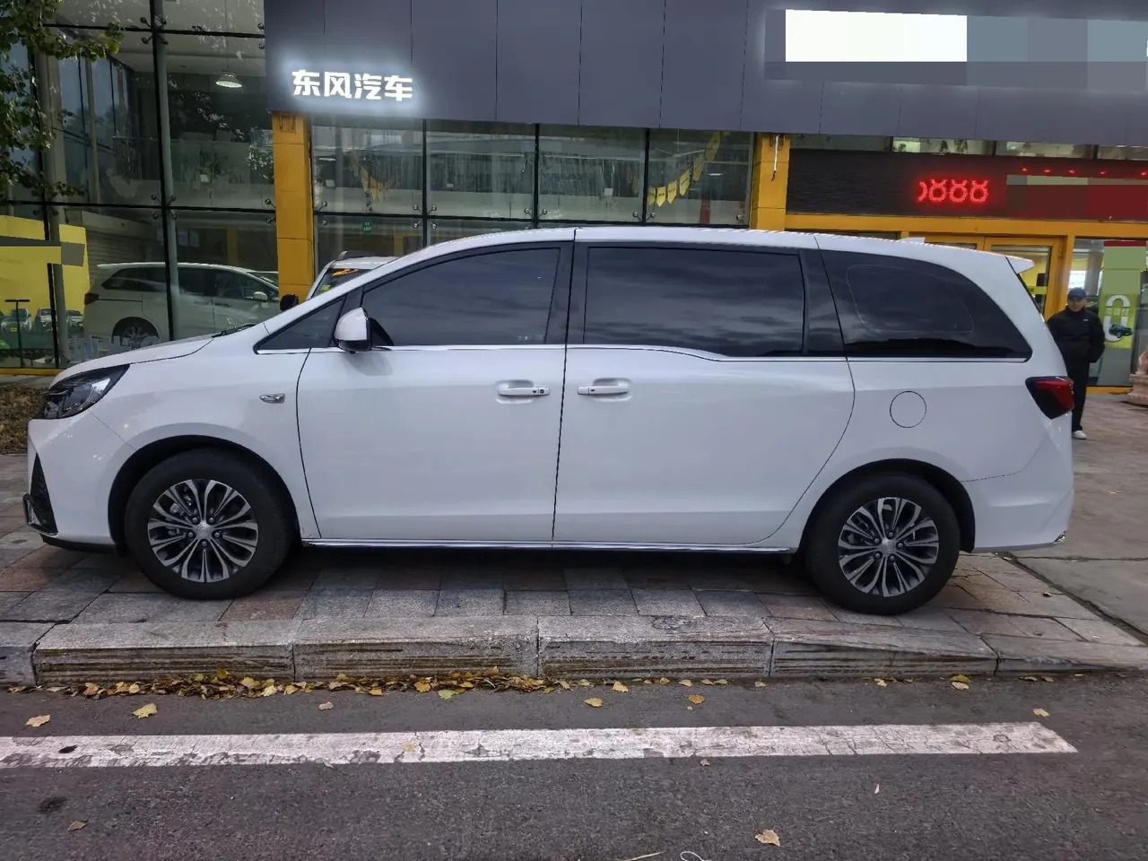 Buick 2023 GL8 Land Business Class 48V 2.0T 652T Smart Automatic Gear 3