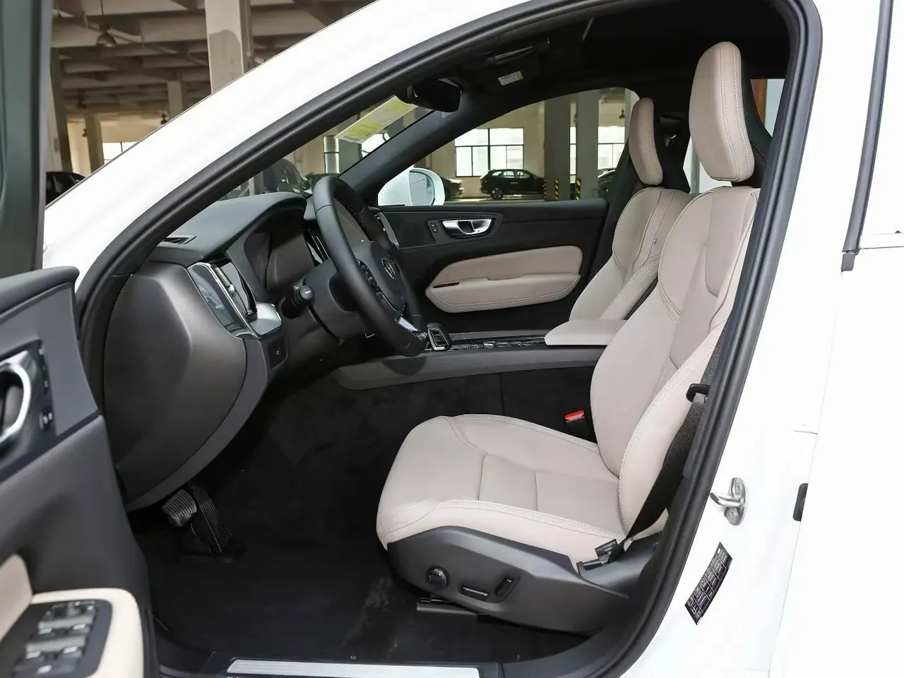 Volvo 2026 XC60 48V 2.0T B5 All-Wheel Drive Intelligent Luxury Edition Automatic Transmission 3