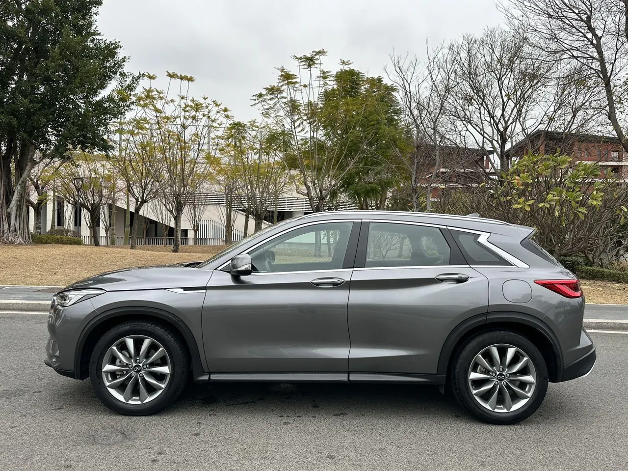 Infiniti 2022 QX50 2.0T stepless two-wheel drive fashion version of automatic gear 3