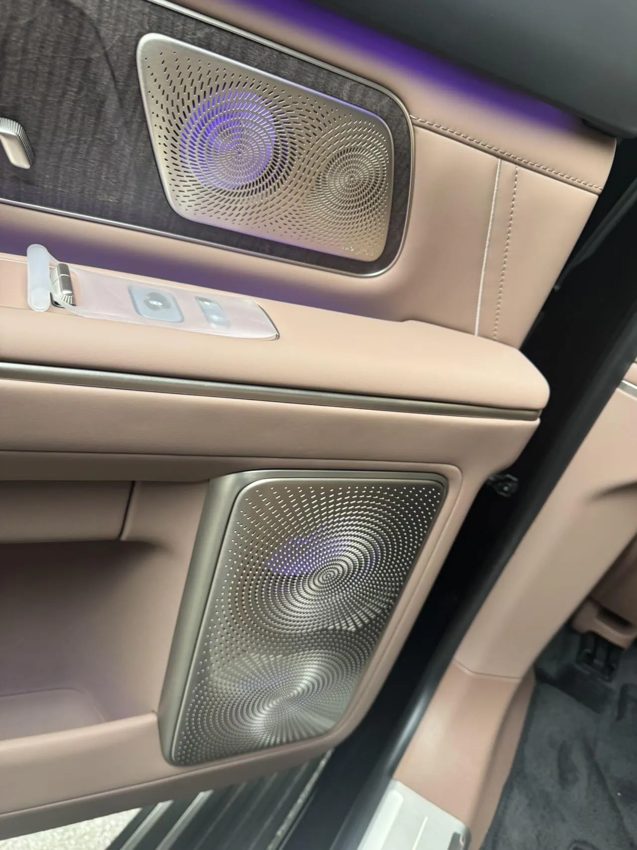 NIO 2026 ES 9 102kWh Executive Island Deluxe Automatic Gear 4
