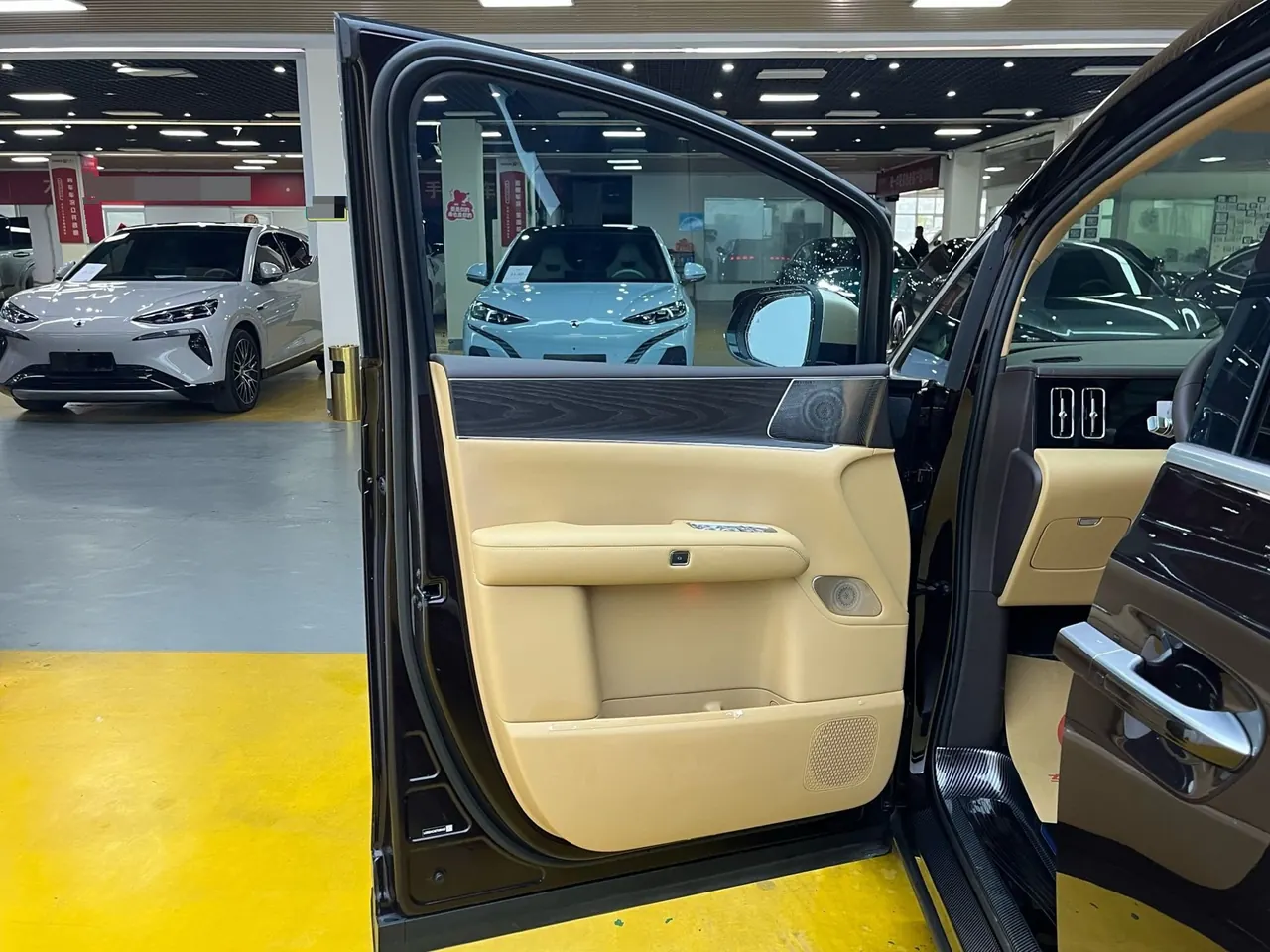 Denza 2026 Denza D9 DM-i 1.5T Stepless Four-wheel Drive Flash Charge Honorable Automatic Gear 3