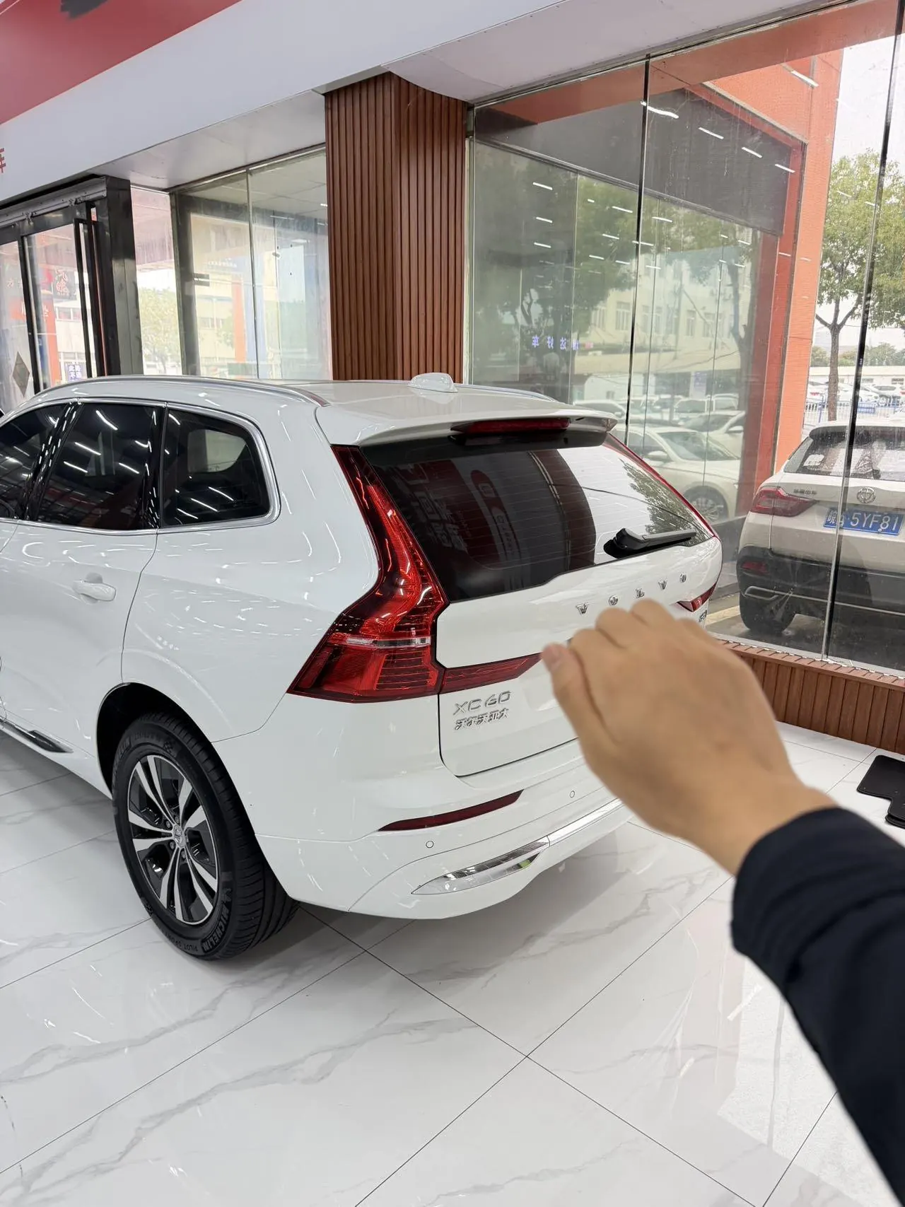 Volvo 2023 XC60 48V 2.0T B5 4-wheel-drive Zhiyi Deluxe Edition Automatic Gear 2