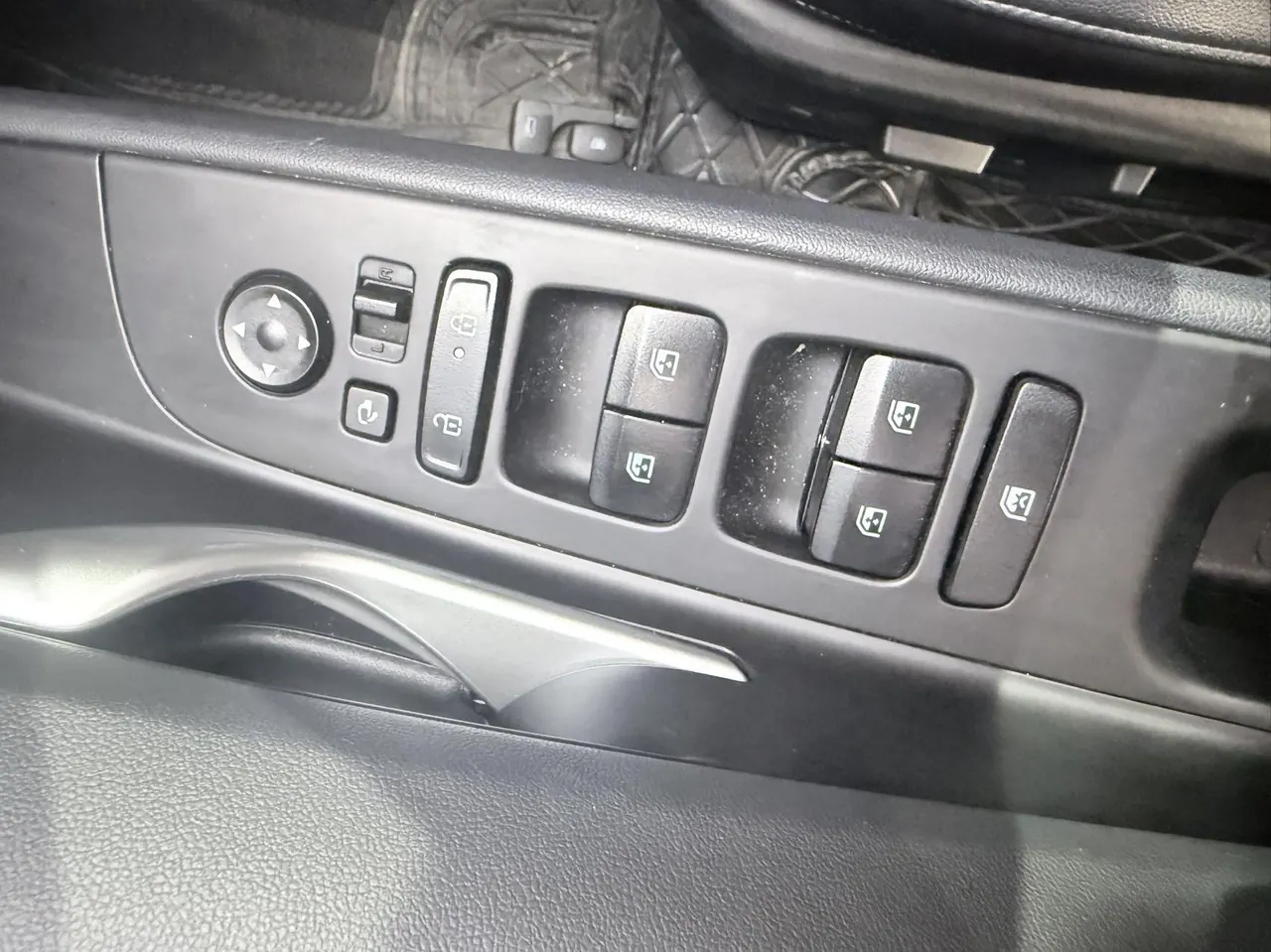 Hyundai 2022 Elantra -3-compartment 1.5 stepless LUX premium automatic gear 12
