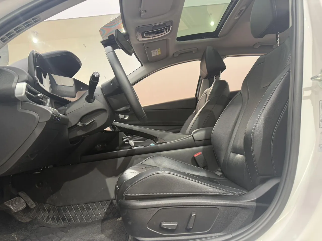 Hyundai 2022 Elantra -3-compartment 1.5 stepless LUX premium automatic gear 7