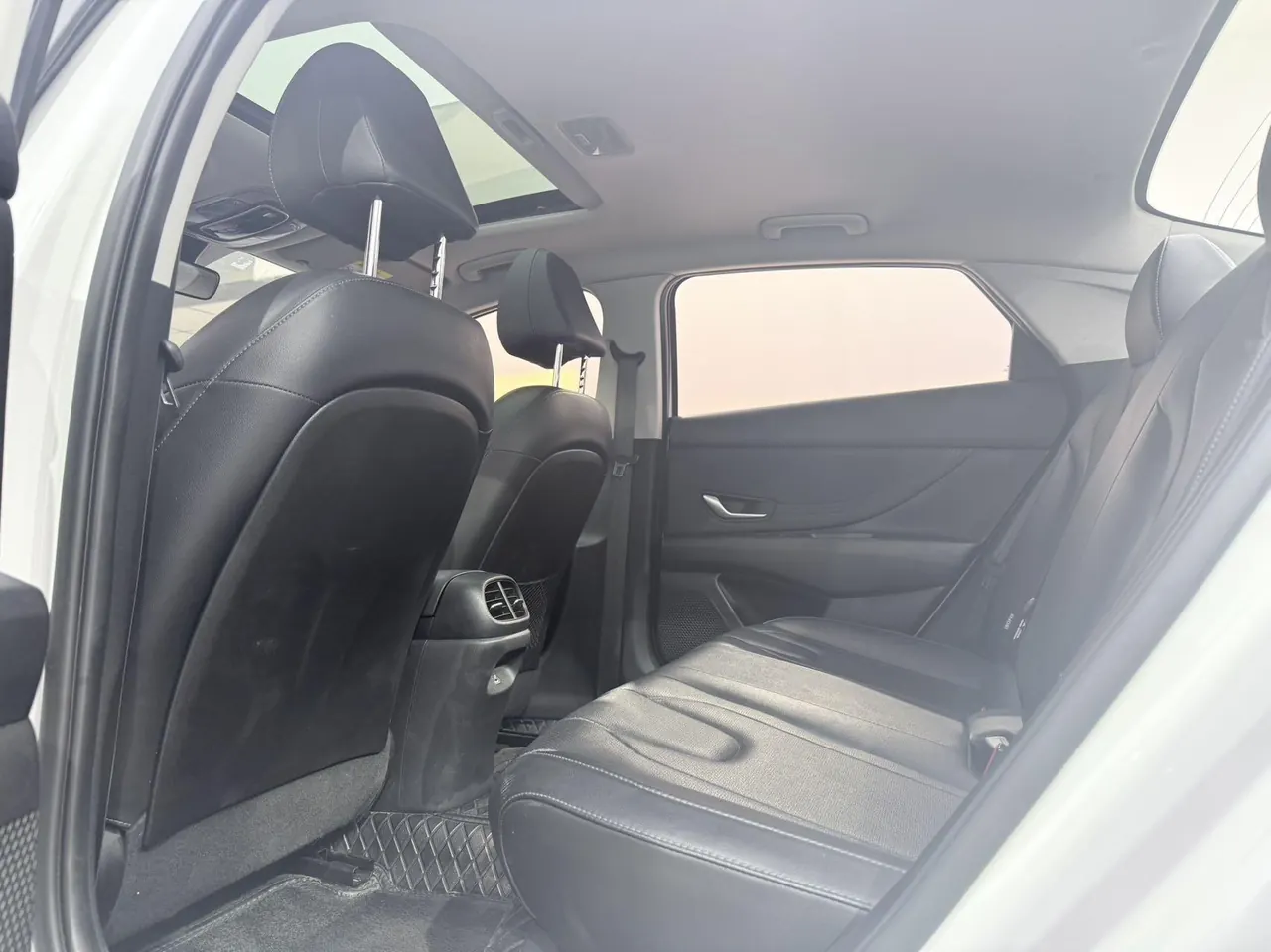 Hyundai 2022 Elantra -3-compartment 1.5 stepless LUX premium automatic gear 8