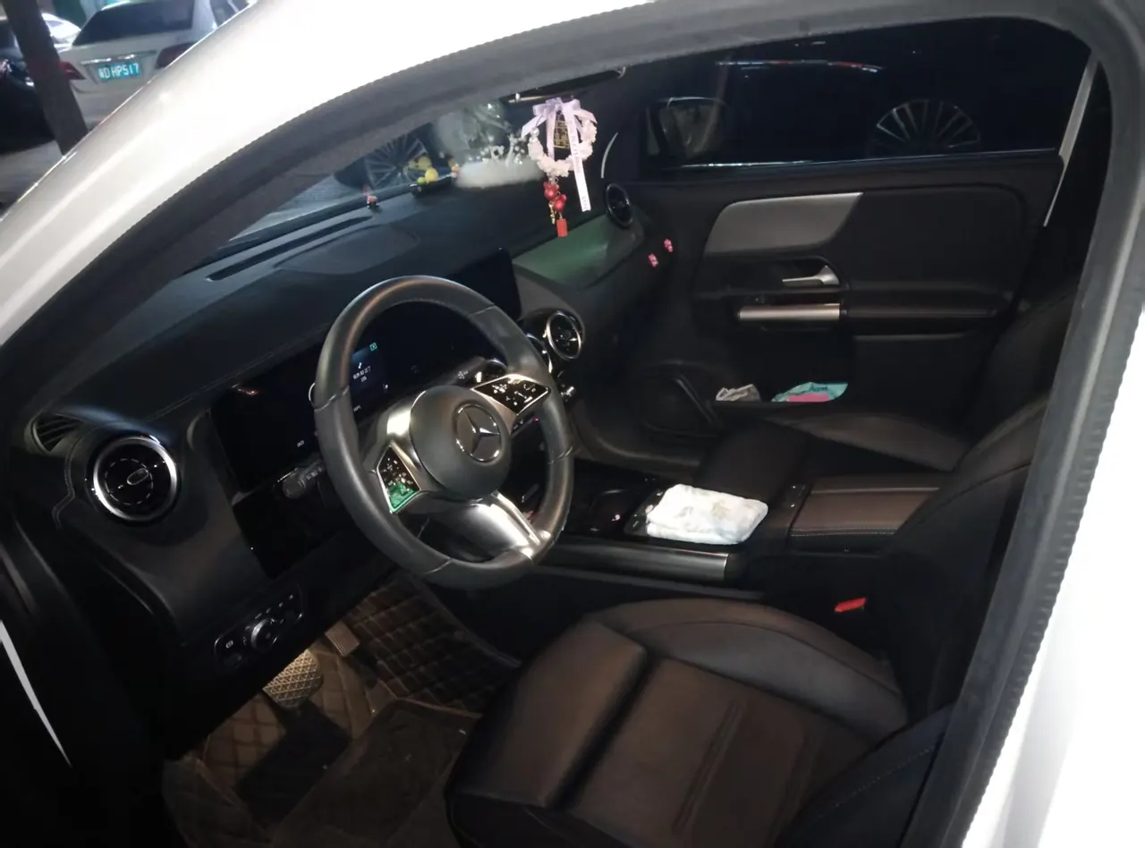Mercedes Benz 2024 GLA 200 1.3T automatic gear 3