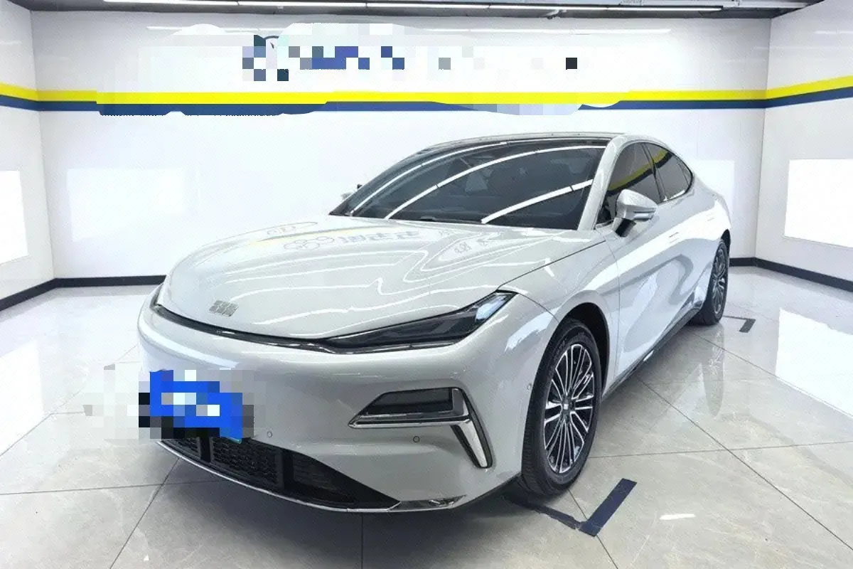 Geely Galaxy 2025 Xingyao 8 EM-i 1.5 130km Premium Edition Automatic Gear - View 1