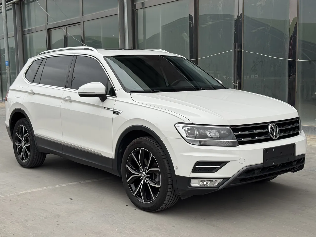 Volkswagen 2020 Tiguan L 2.0TSI 330TSI Two-Drive Smart Deluxe Automatic Gear 3
