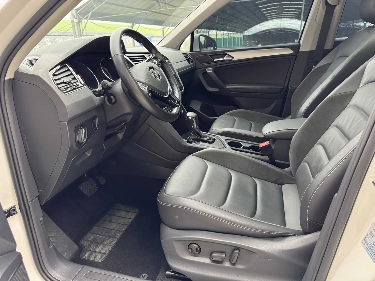 Volkswagen 2020 Tiguan L 2.0TSI 330TSI Two-Drive Smart Deluxe Automatic Gear 4