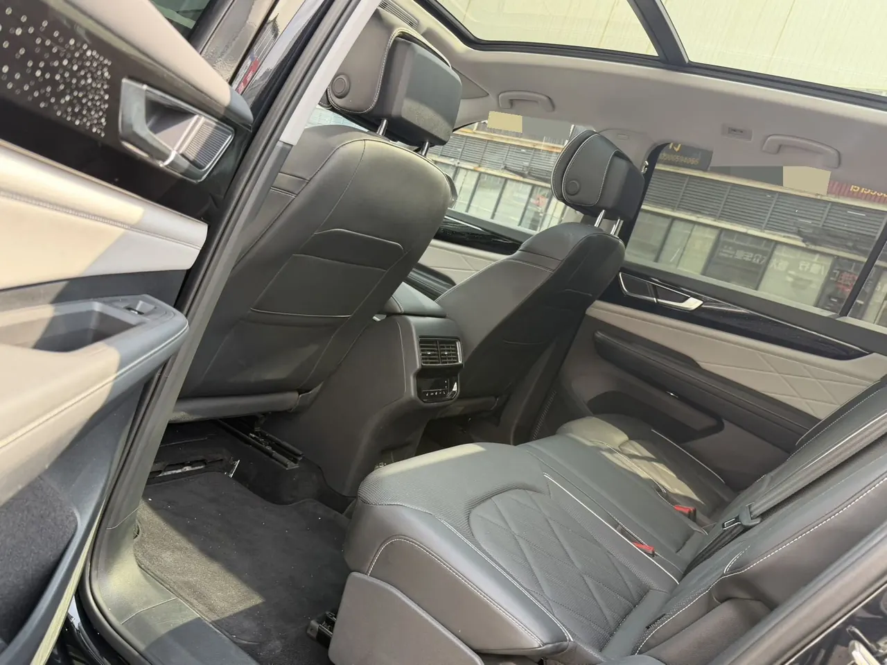 Volkswagen 2024 Tuang 2.0TSI 380TSI four-wheel drive Longyao version automatic gear 3