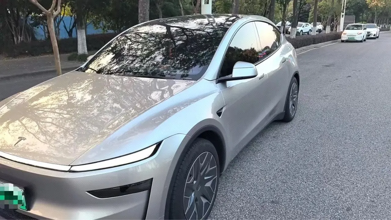 Открыть галерею: Tesla 2025 Model Y L Long Endurance All-Wheel Drive Automatic Transmission