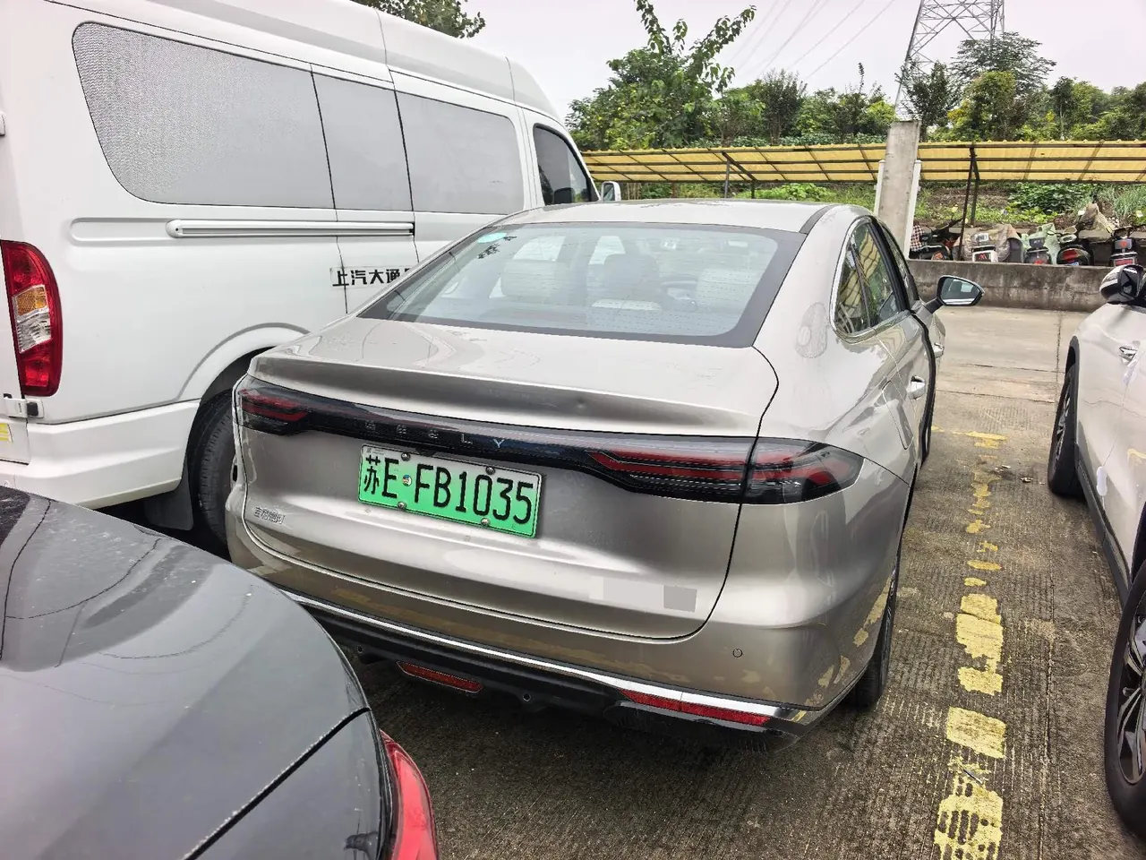 Geely Galaxy 2025 xingyao 6 EM-i 1.5 125km exploration version automatic gear 3
