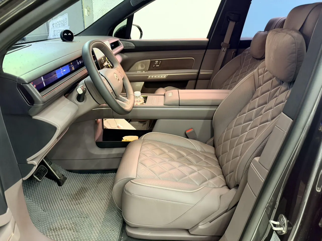 NIO 2026 ES8 6‑Seater Executive Signature Edition Automatic Transmission 5