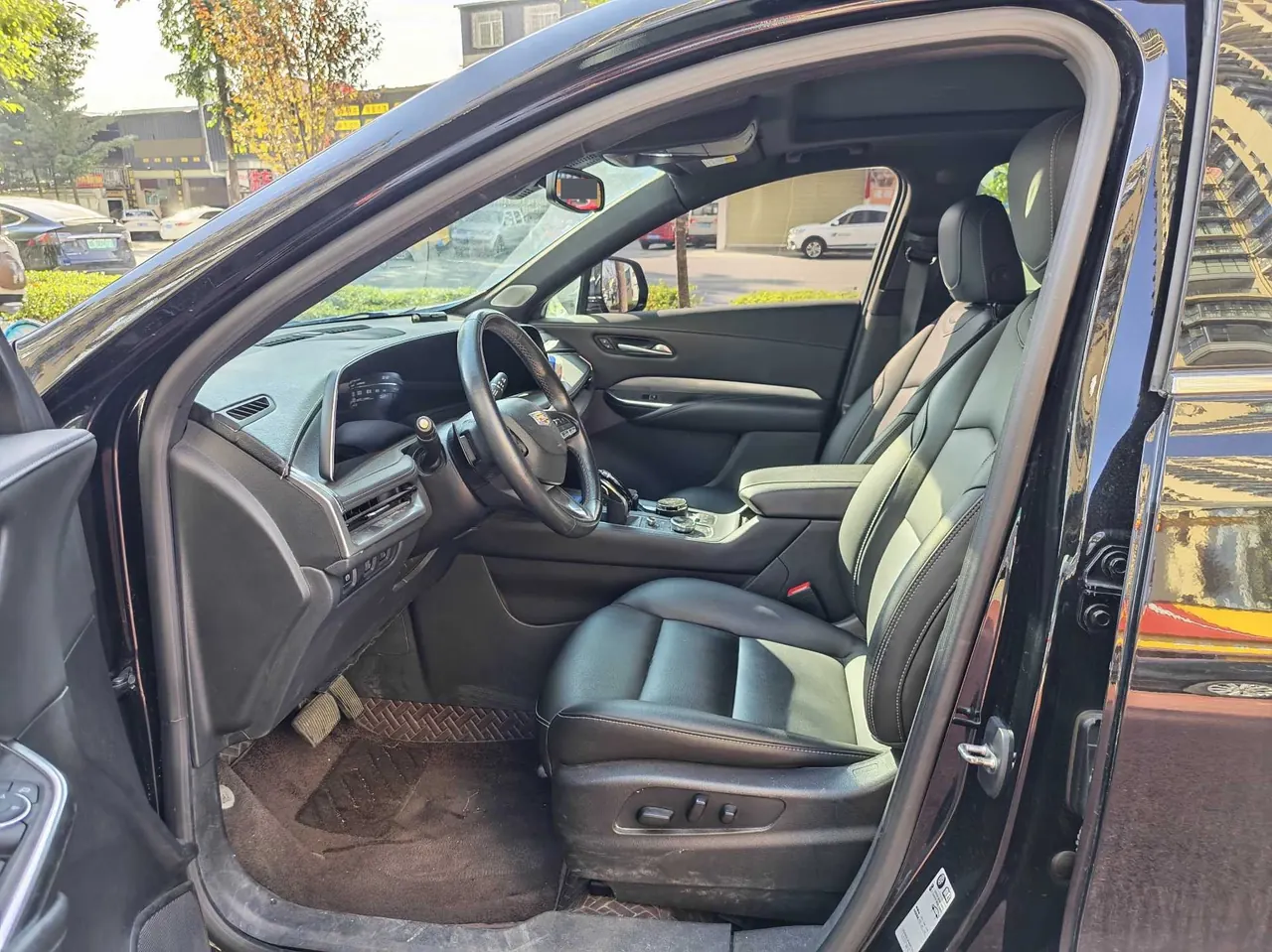 Cadillac 2024 XT4 48V 2.0T 28T Two-Drive Luxury Automatic Gear 3