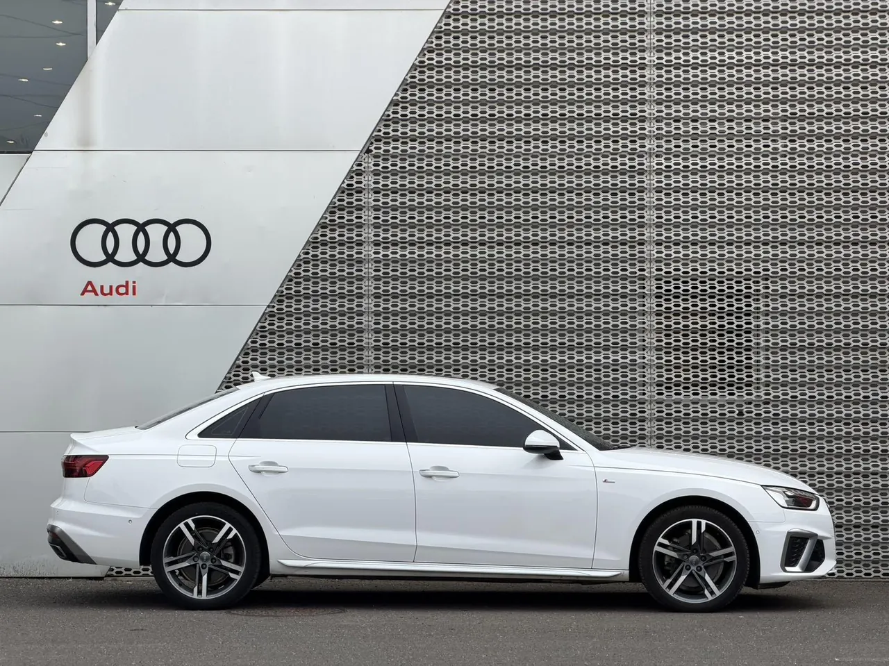 Audi 2020 A4L 2.0TFSI 40TFSI Deluxe Dynamic Automatic 3