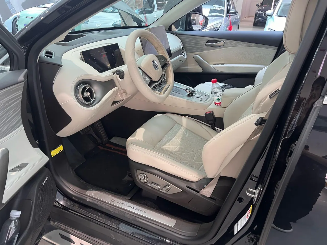 Denza 2023 Denza N8 1.5T Stepless Four-wheel Drive Super Hybrid Flagship Seven-seat Automatic Gear 3