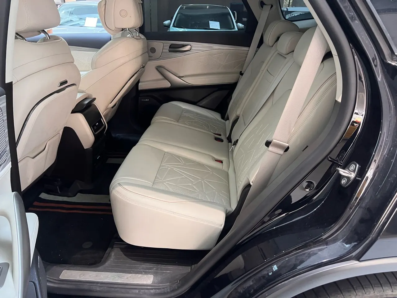Denza 2023 Denza N8 1.5T Stepless Four-wheel Drive Super Hybrid Flagship Seven-seat Automatic Gear 4