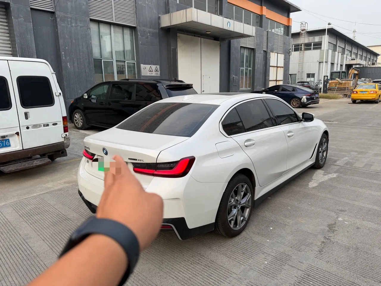 BMW 2022 i3 eDrive 35L automatic gear 3
