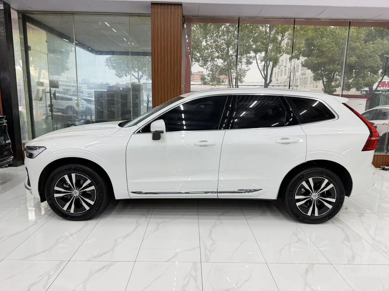 Volvo 2023 XC60 48V 2.0T B5 4-wheel-drive Zhiyi Deluxe Edition Automatic Gear 2