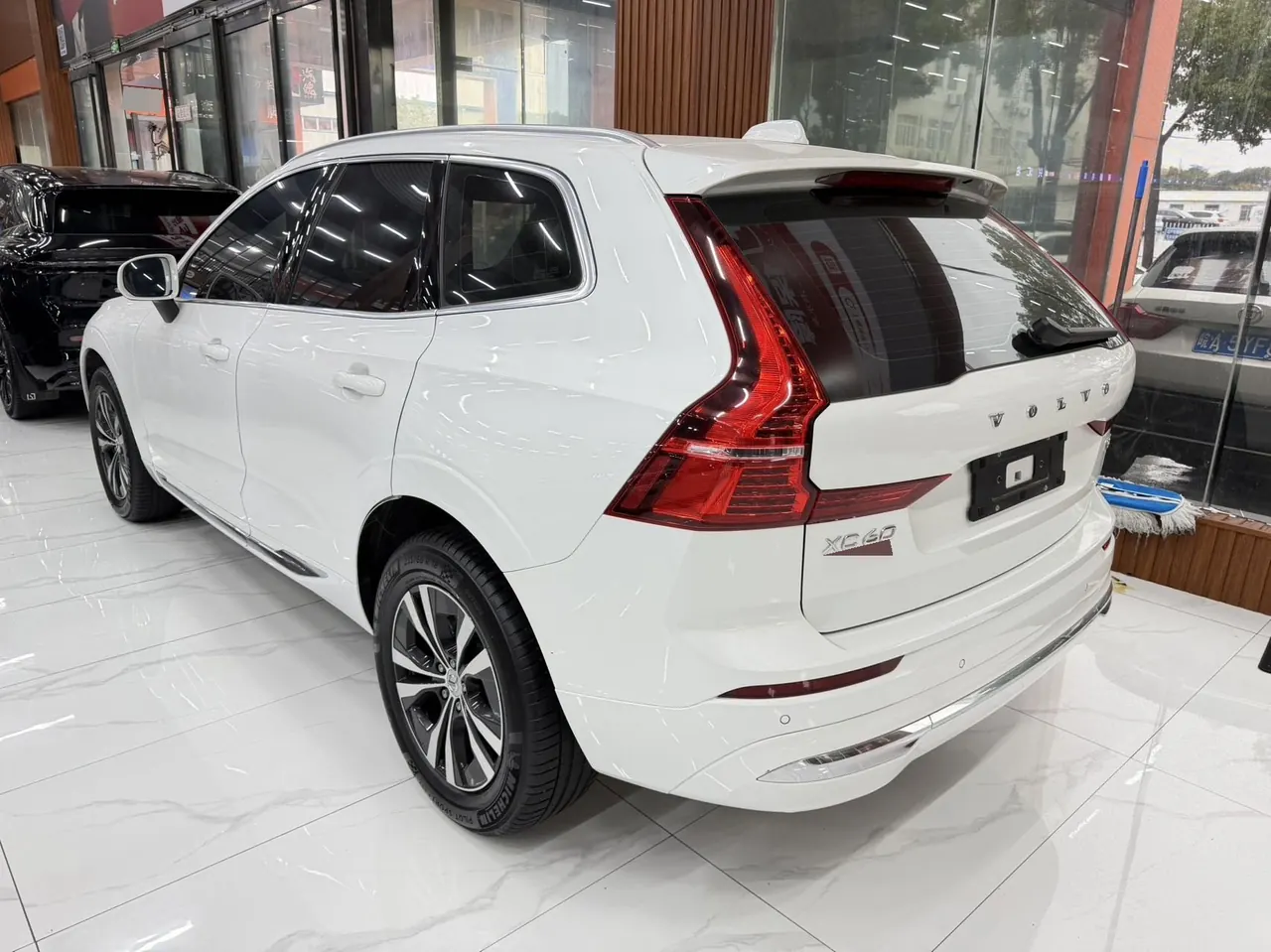 Volvo 2023 XC60 48V 2.0T B5 4-wheel-drive Zhiyi Deluxe Edition Automatic Gear 3