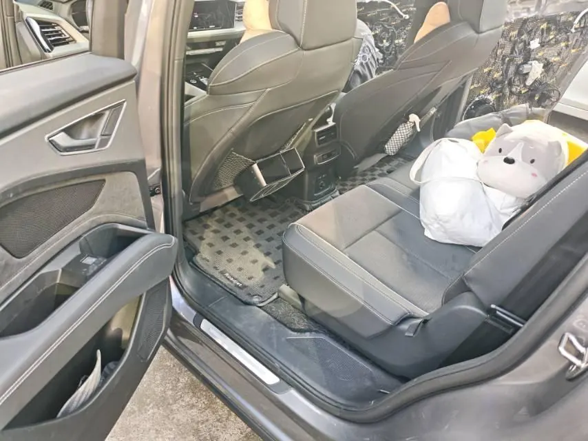 Audi 2022 Q5 e-tron 40 star shine mecha set automatic gear 3