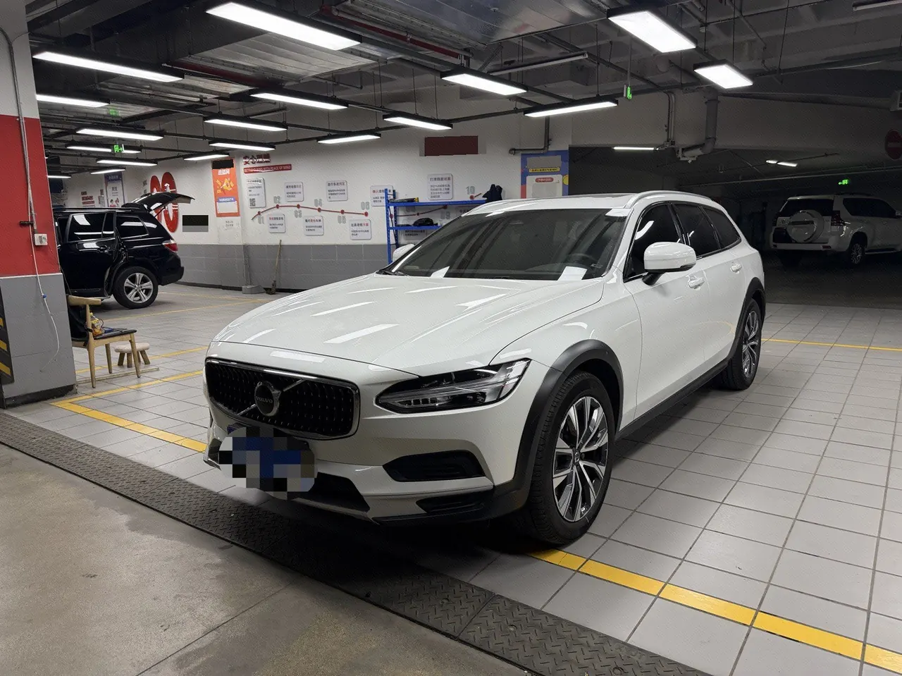 Volvo V90 (Imported) 2024 V90 Cross Country 48V 2.0T B5 AWD Zhiyuan Edition Automatic Gear - View 1