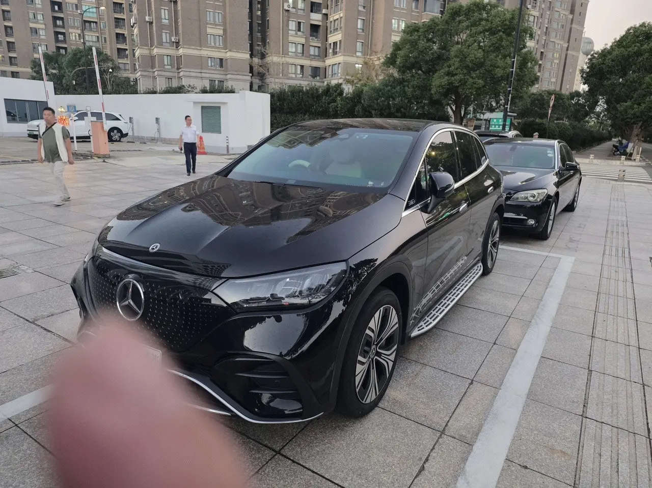 Mercedes Benz 2023 EQE SUV 350 4MATIC EQE SUV 350 4MATIC Deluxe Edition Automatic - View 1