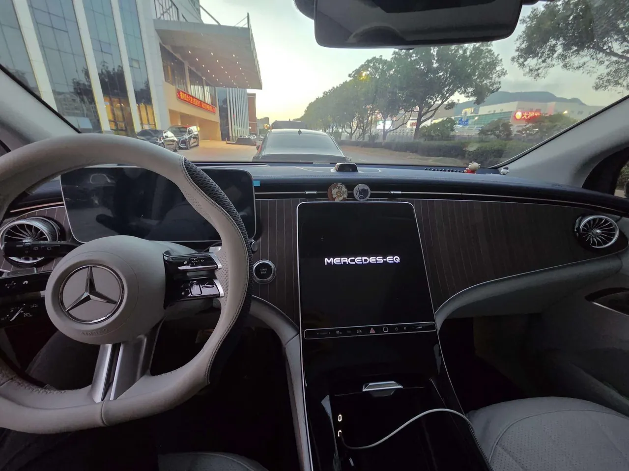 Mercedes Benz 2023 EQE SUV 350 4MATIC EQE SUV 350 4MATIC Deluxe Edition Automatic 3