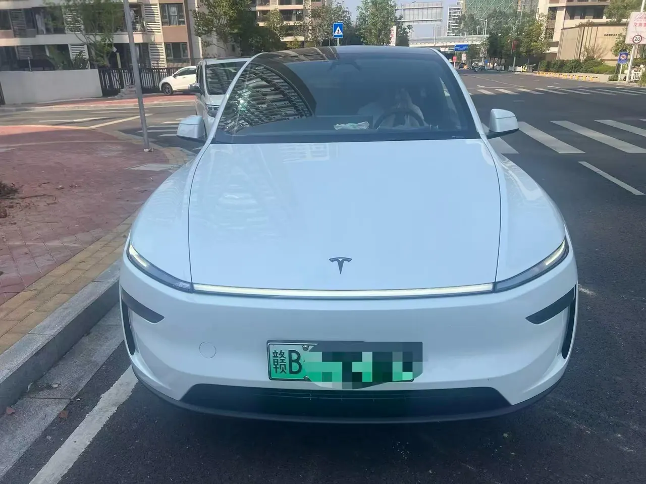 Tesla 2026 Model Y Long Range Rear-Wheel-Drive Automatic 2