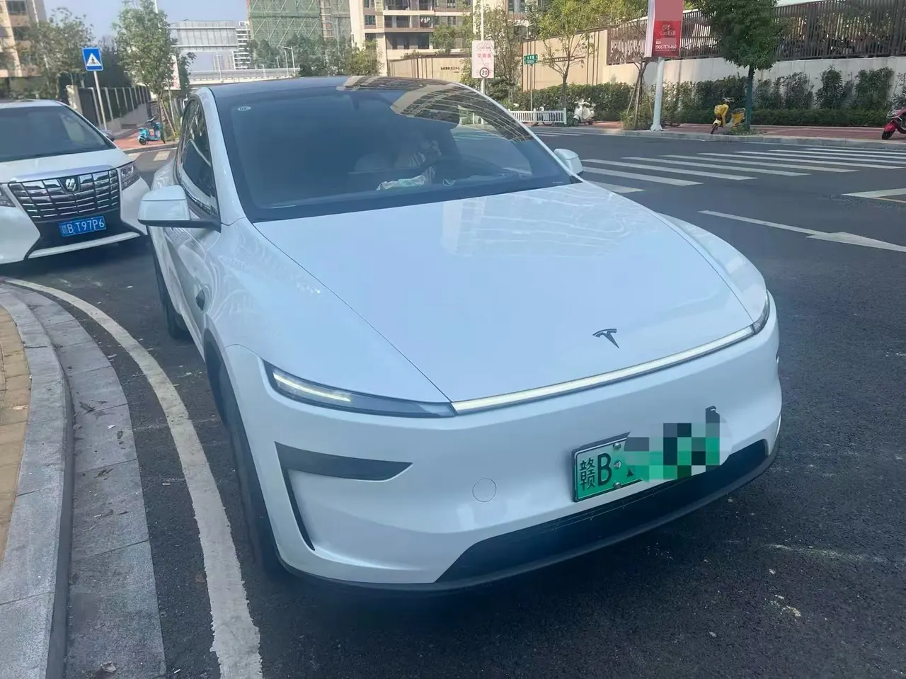 Tesla 2026 Model Y Long Range Rear-Wheel-Drive Automatic 3