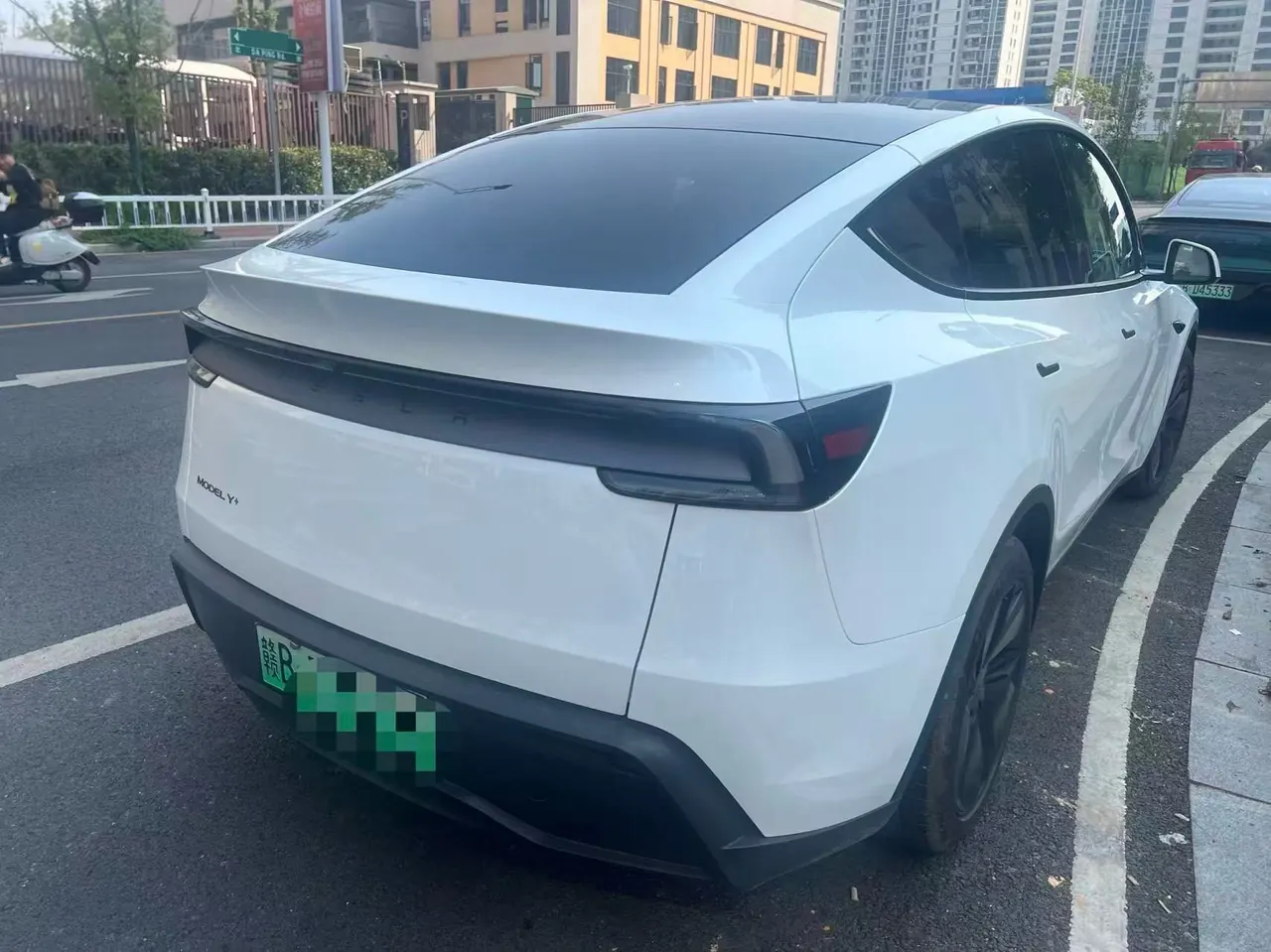 Tesla 2026 Model Y Long Range Rear-Wheel-Drive Automatic 7