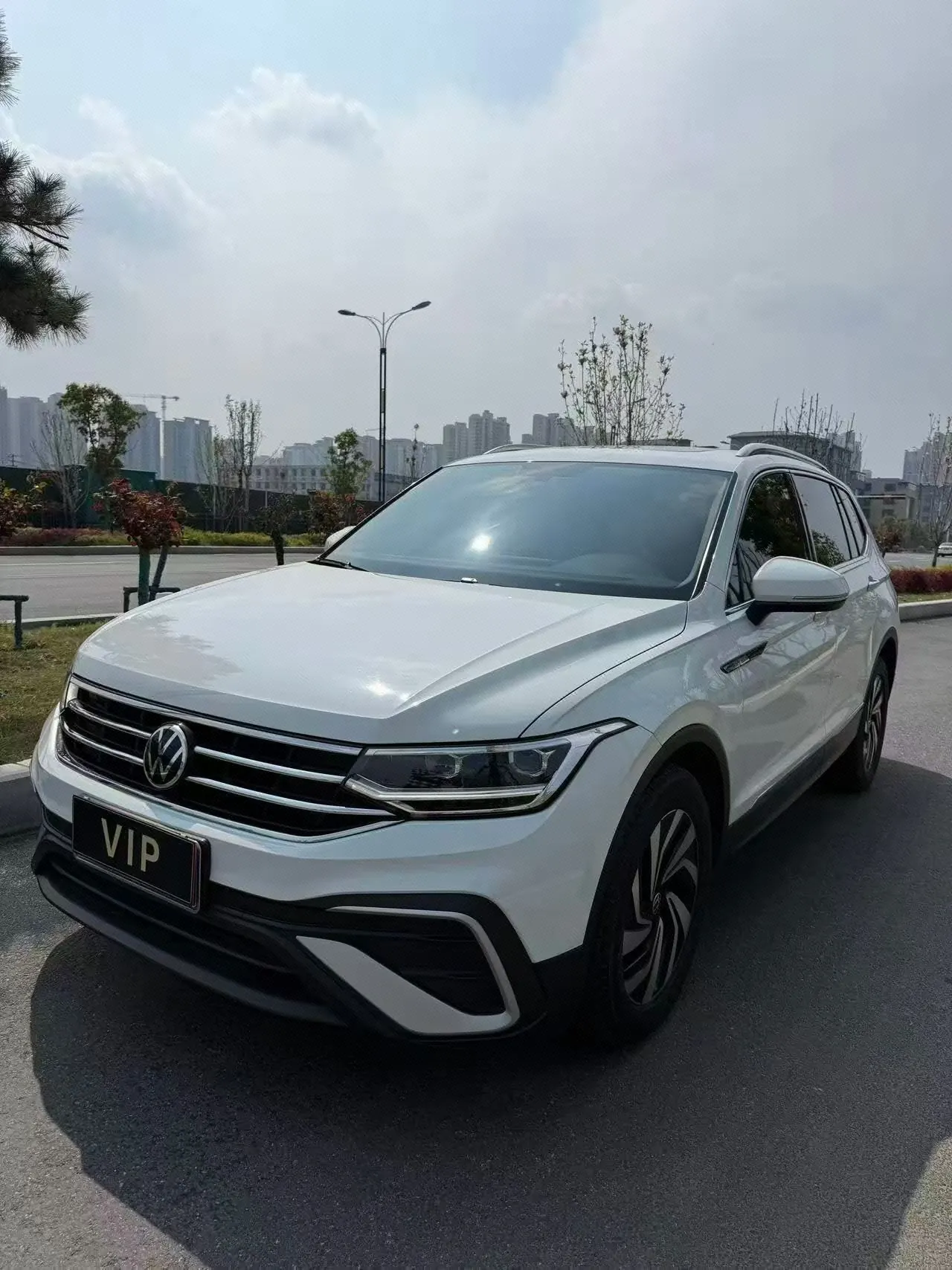 Volkswagen 2022 Tiguan L 2.0TSI 330TSI Two-Drive Smart Edition Automatic Gear - View 1