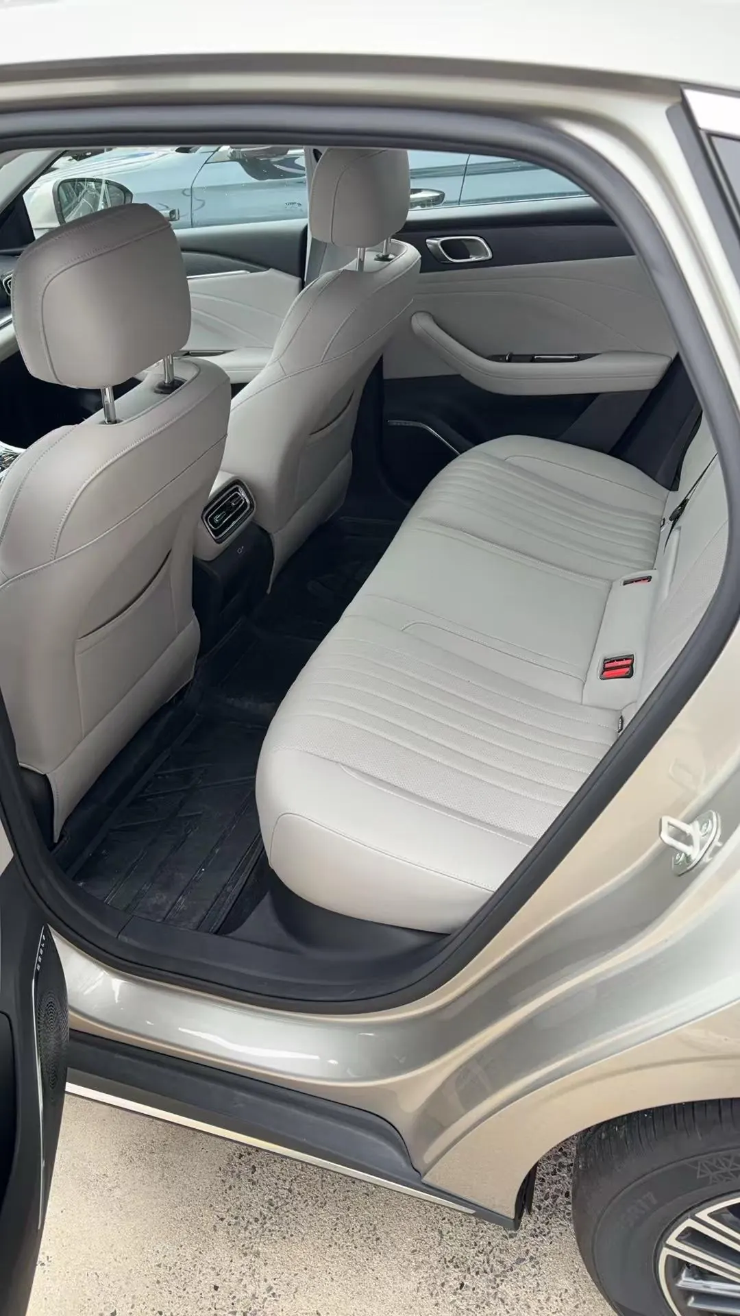 Geely Galaxy 2025 xingyao 6 EM-i 1.5 125km exploration version automatic gear 3