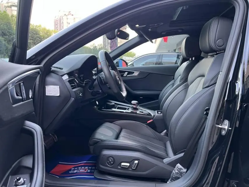 Audi 2024 A4L 2.0TFSI 40TFSI Deluxe Dynamic Automatic 4