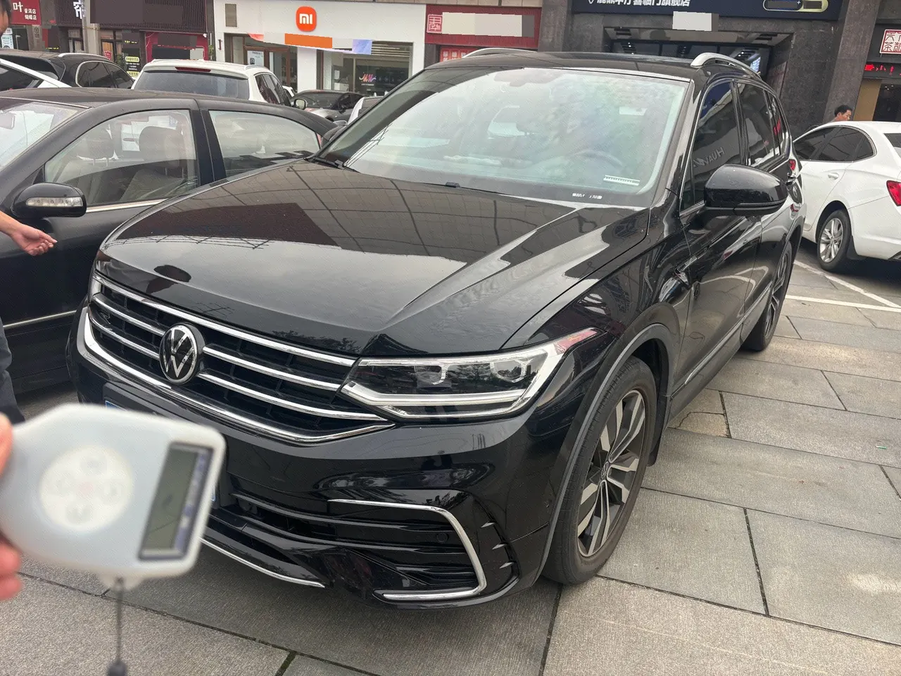 Открыть галерею: Volkswagen 2022 Tiguan L R-Line 2.0TSI 330TSI Two-Drive R-Line Overdrive Automatic Gear