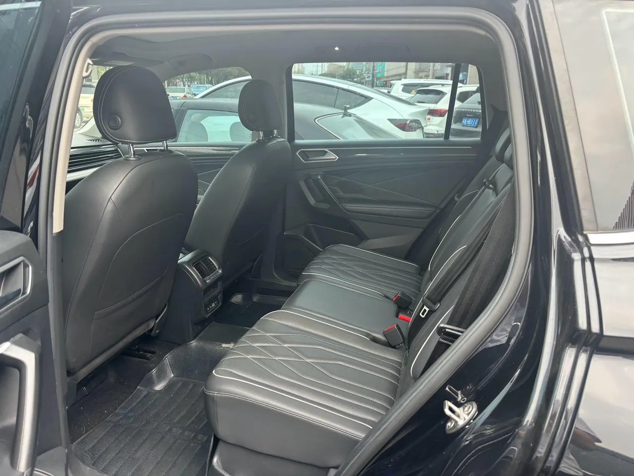 Volkswagen 2022 Tiguan L R-Line 2.0TSI 330TSI Two-Drive R-Line Overdrive Automatic Gear 3
