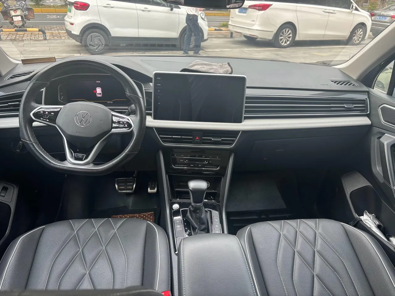 Volkswagen 2022 Tiguan L R-Line 2.0TSI 330TSI Two-Drive R-Line Overdrive Automatic Gear 4