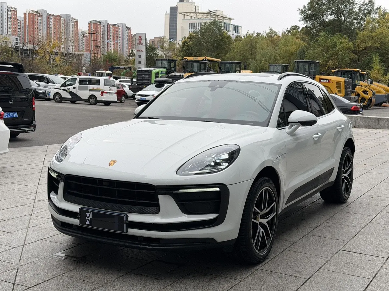 Porsche Macan (Imported) 2023 Macan 2.0T Automatic Gear - View 1