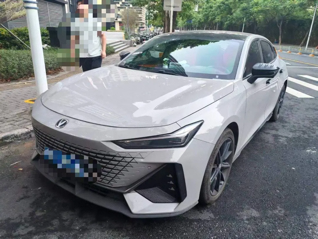 ChangAn 2022 UNI-V 1.5T honorable automatic gear - View 1