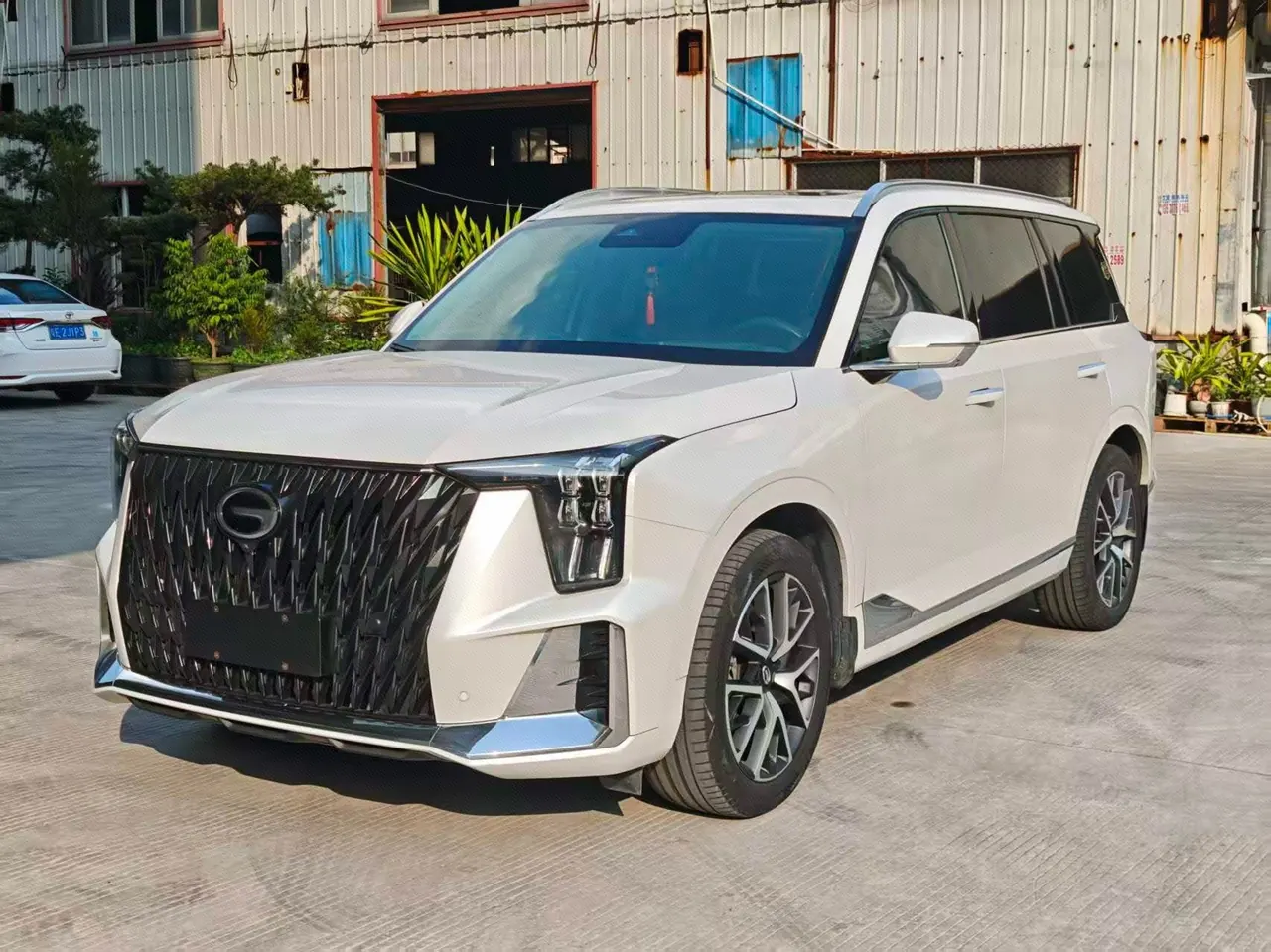 Chuanqi 2022 GS8 Hybrid 2.0TM Stepless Four-wheel Drive Premium Edition Seven-seat Automatic Gear - View 1