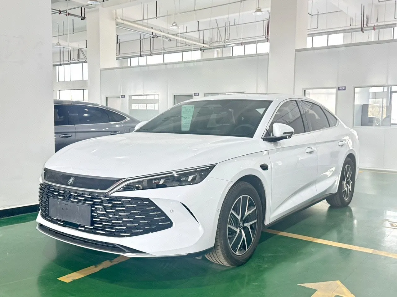 BYD 2025 Qin L DM-i 1.5 stepless smart driving version 120KM Exceed automatic gear - View 1