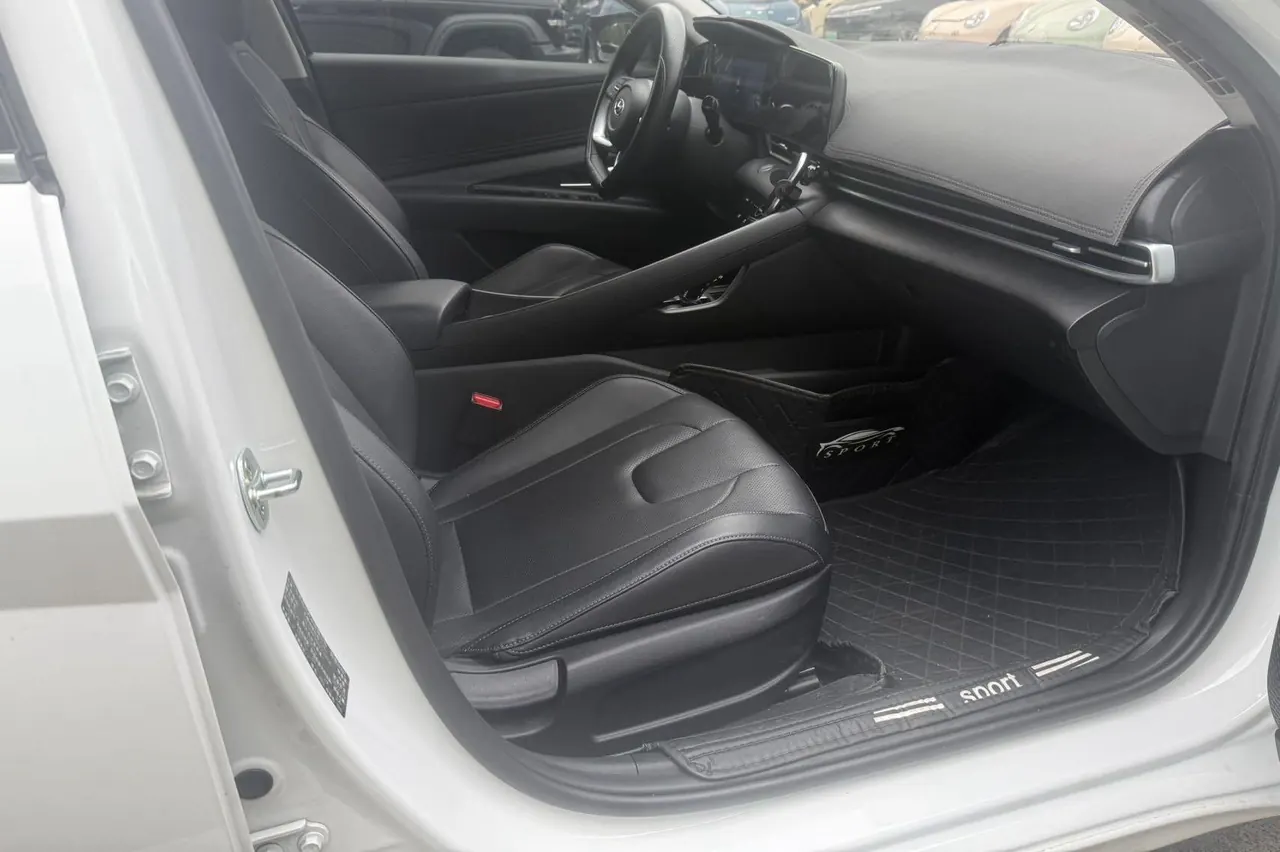 Hyundai 2022 Elantra -3-compartment 1.5 stepless TOP flagship automatic gear 3