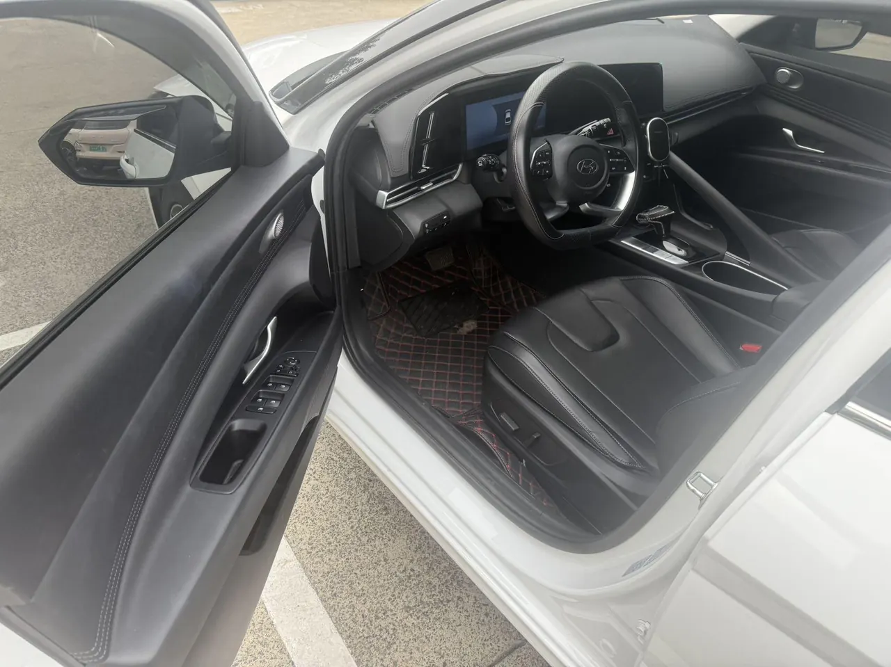 Hyundai 2022 Elantra -3-compartment 1.5 stepless TOP flagship automatic gear 5