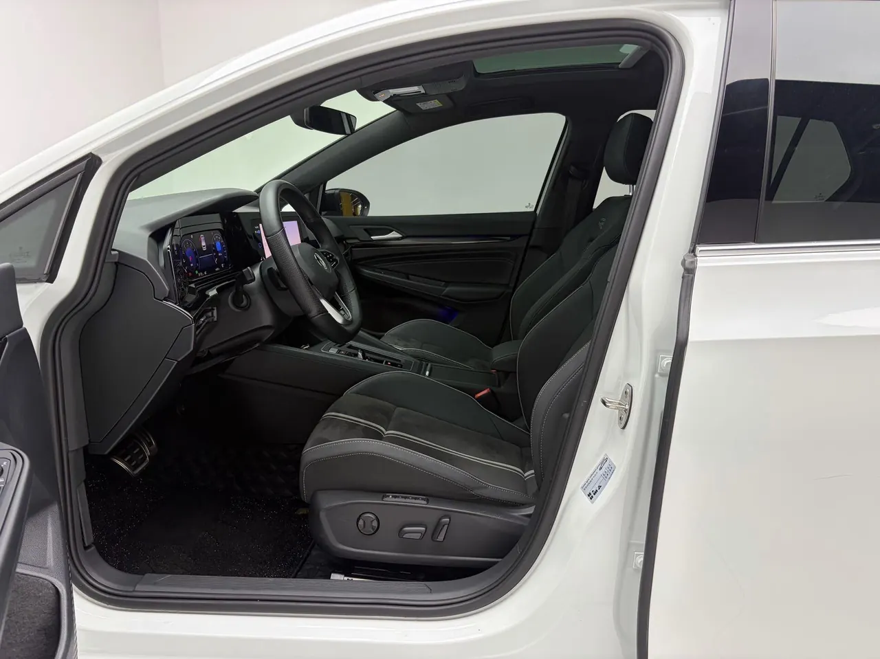 Volkswagen 2023 Golf 8 R-Line 1.4TSI 280TSI Lite Automatic 3
