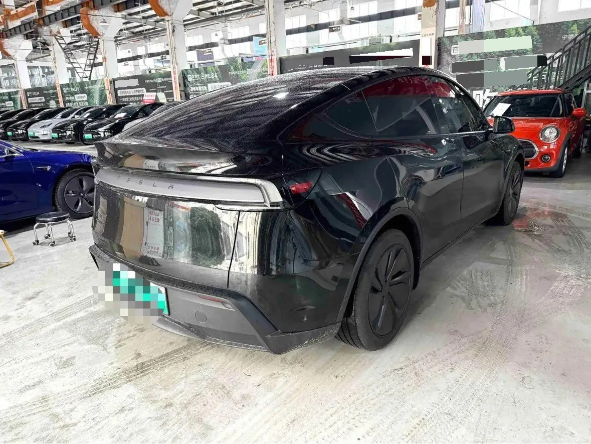 Tesla 2026 Model Y Rear-Wheel-Drive Automatic 3