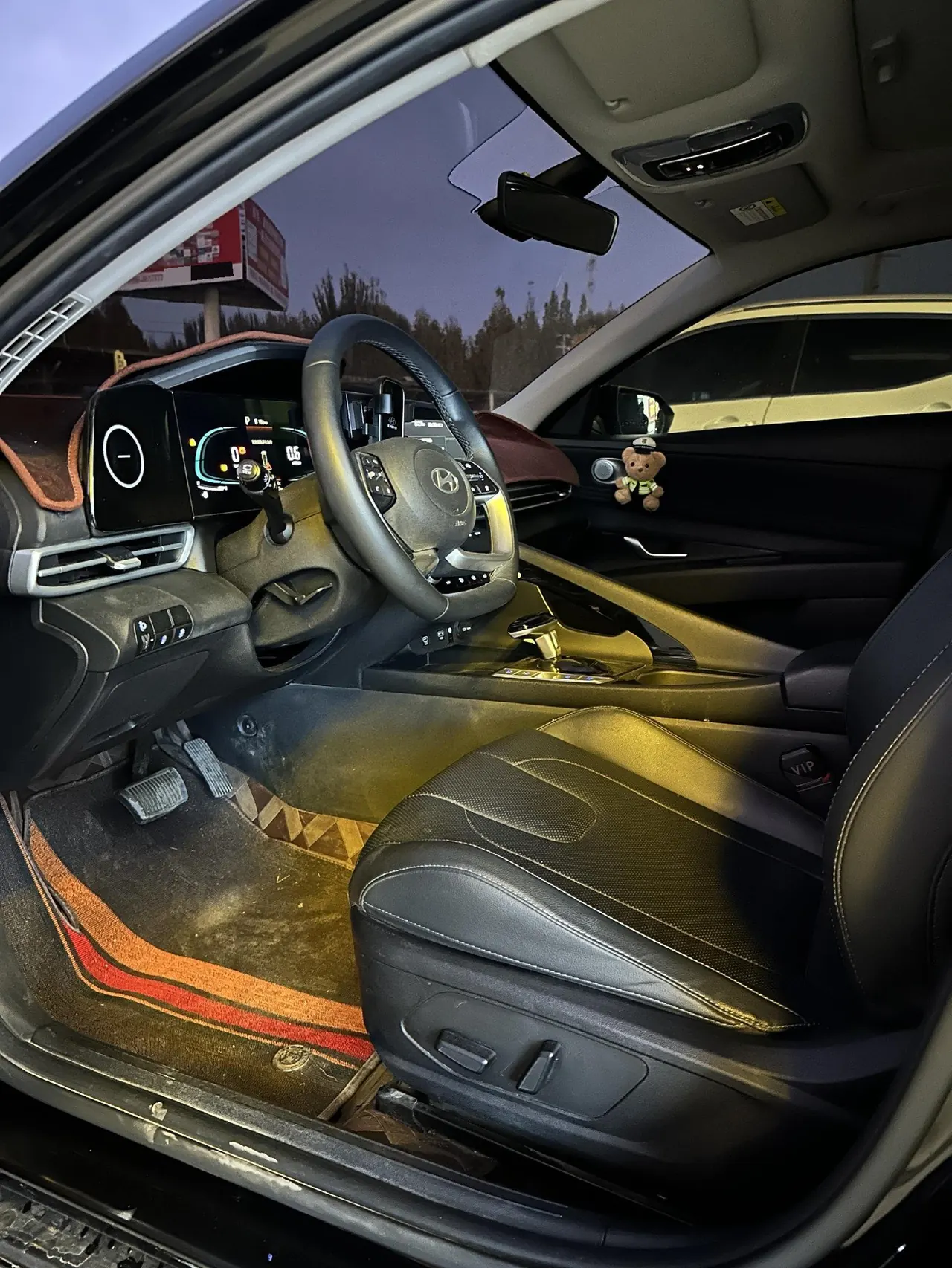 Hyundai 2023 Elantra -3-compartment 1.5 stepless LUX premium automatic gear 4