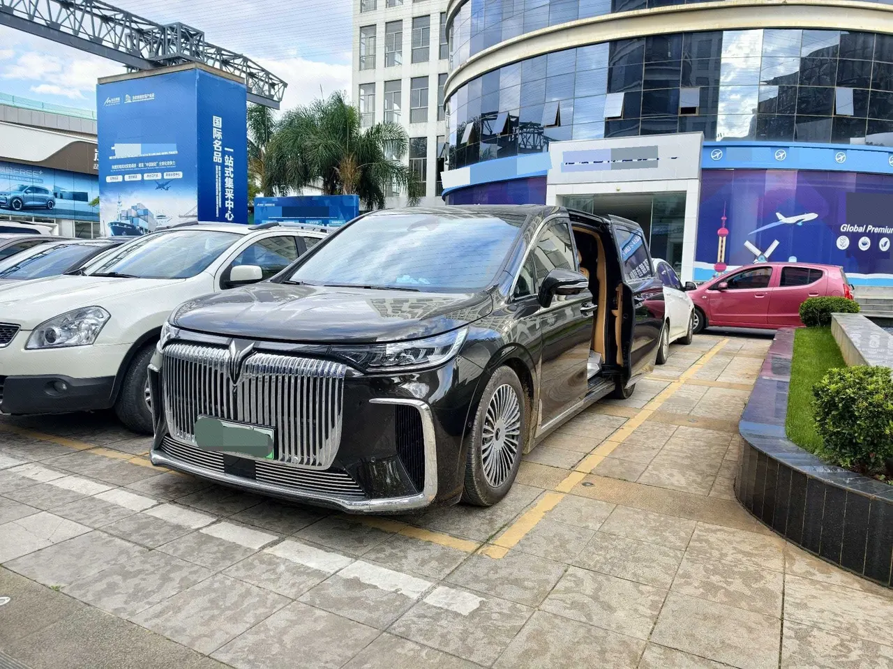 Voyah 2025 Dreamers Four-wheel Drive Flagship Kun Peng Edition Automatic Gear - View 1